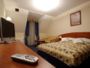 pokój 3-osobowy : łóżko małżeńskie + sofa do rozkładania + łazienka + balkon.
