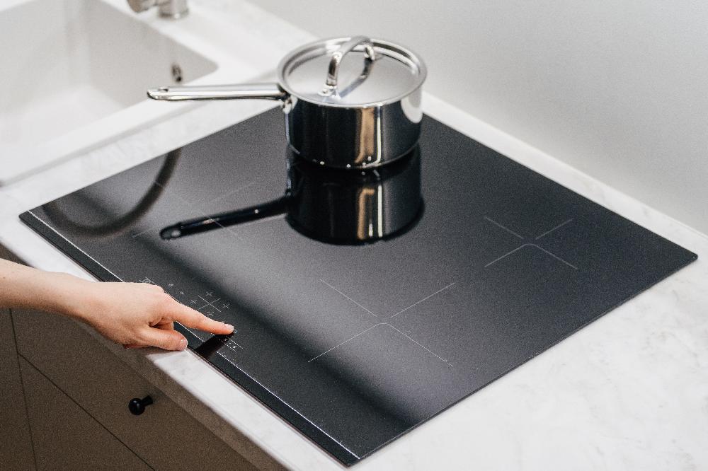 Dlaczego płyta indukcyjna to standard w nowoczesnych apartamentach na wynajem?